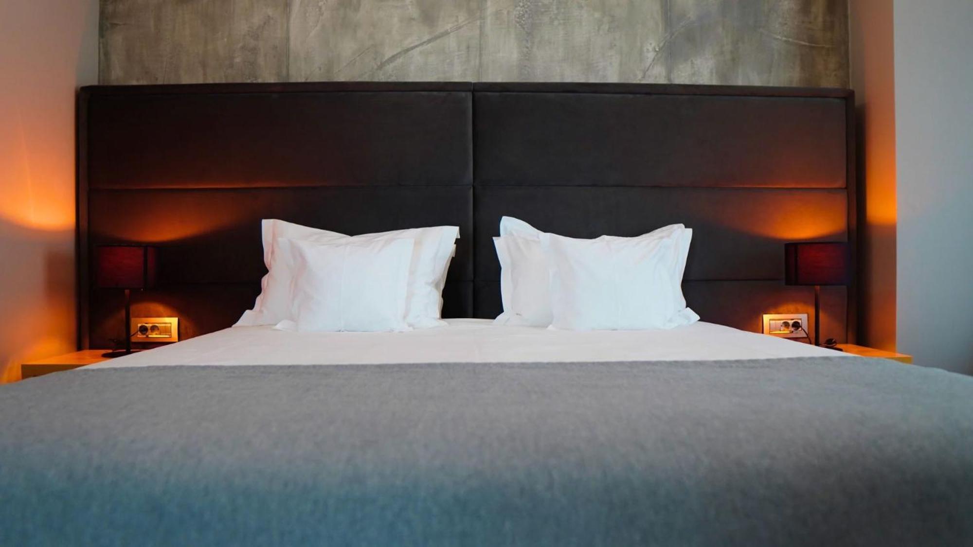 אראד Aniroc Signature Hotel מראה חיצוני תמונה A bed with two pillows