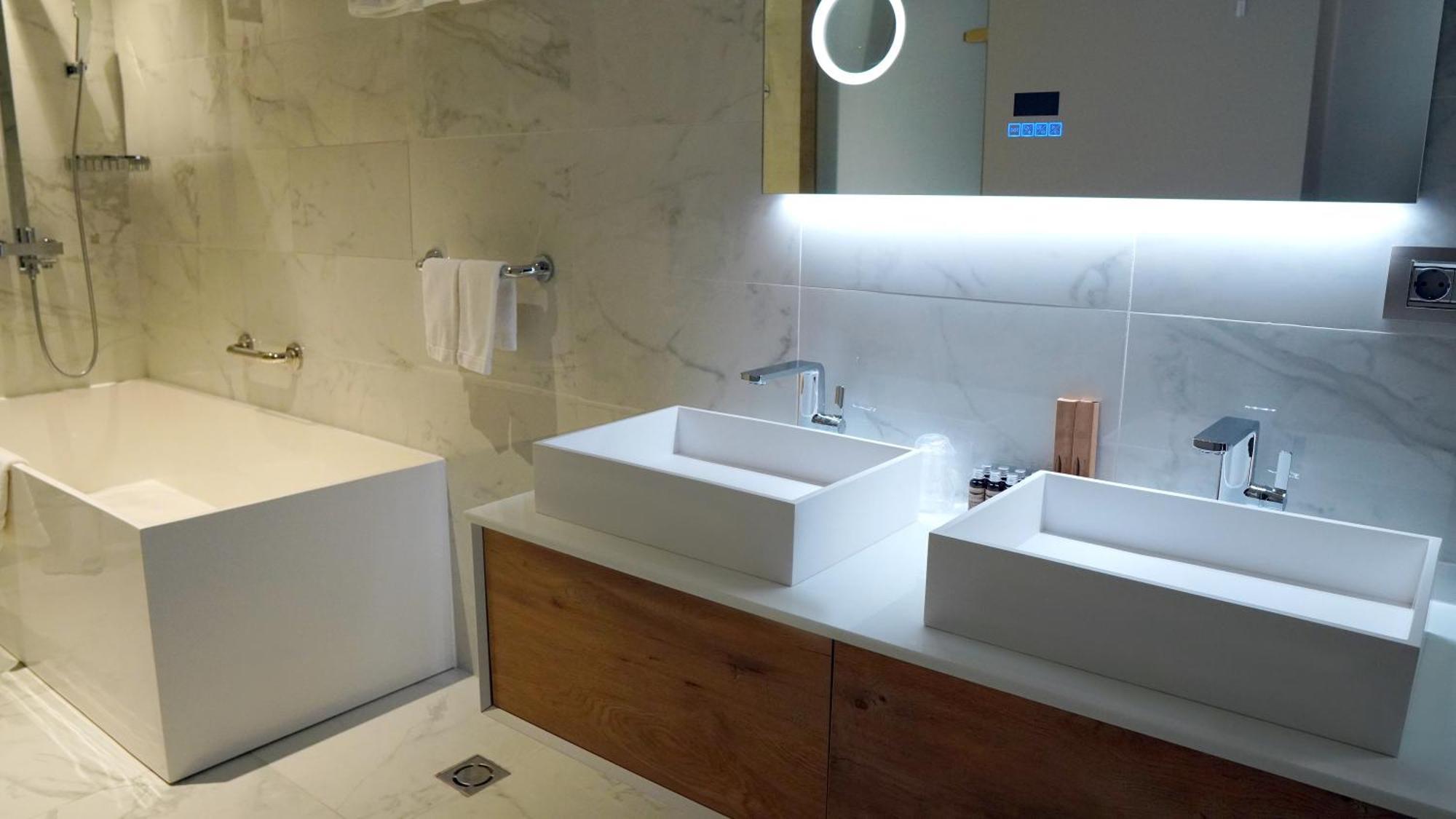 אראד Aniroc Signature Hotel מראה חיצוני תמונה Bathroom with LED lighting